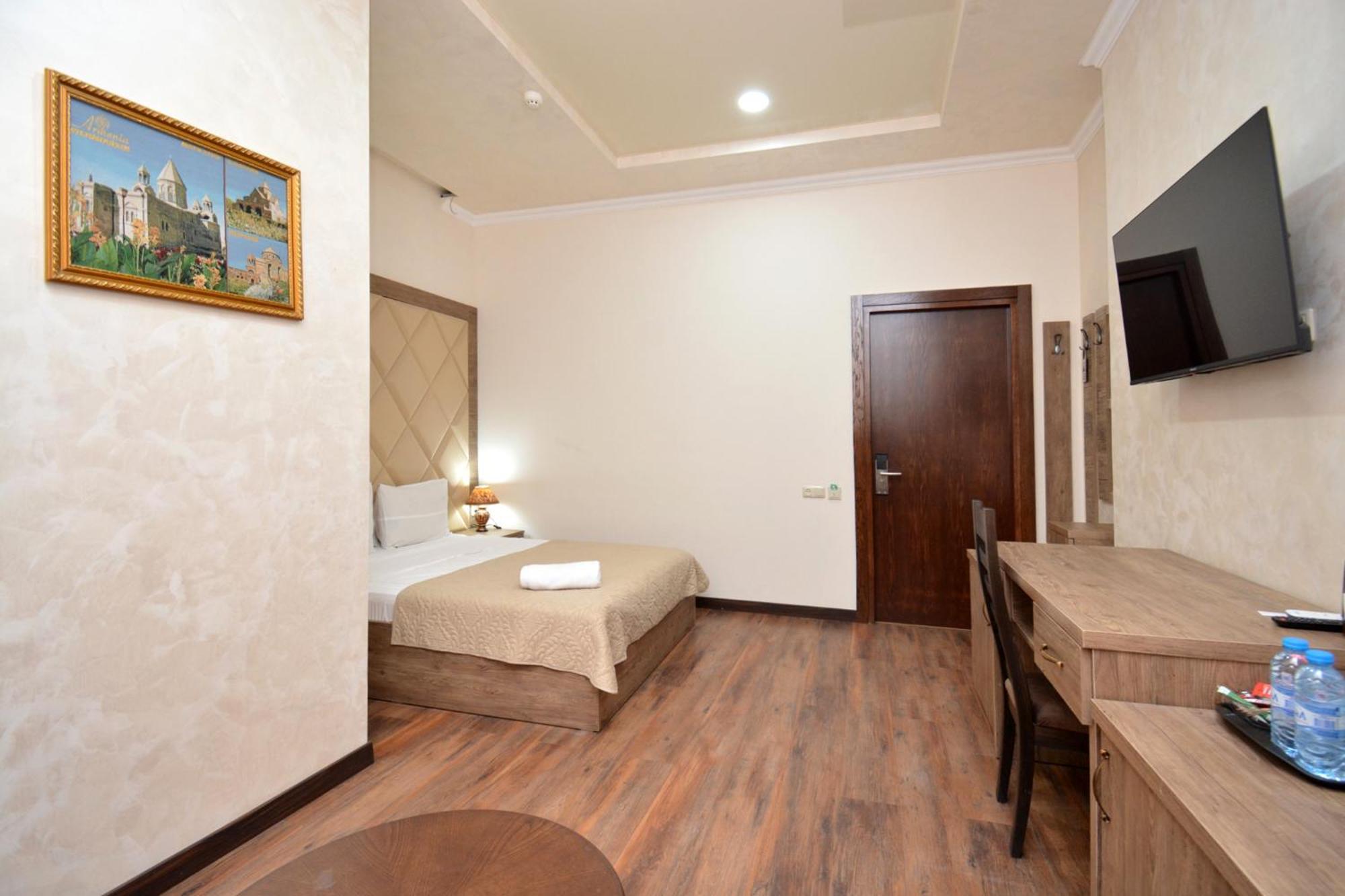 Partez Hotel Yerevan Exterior photo
